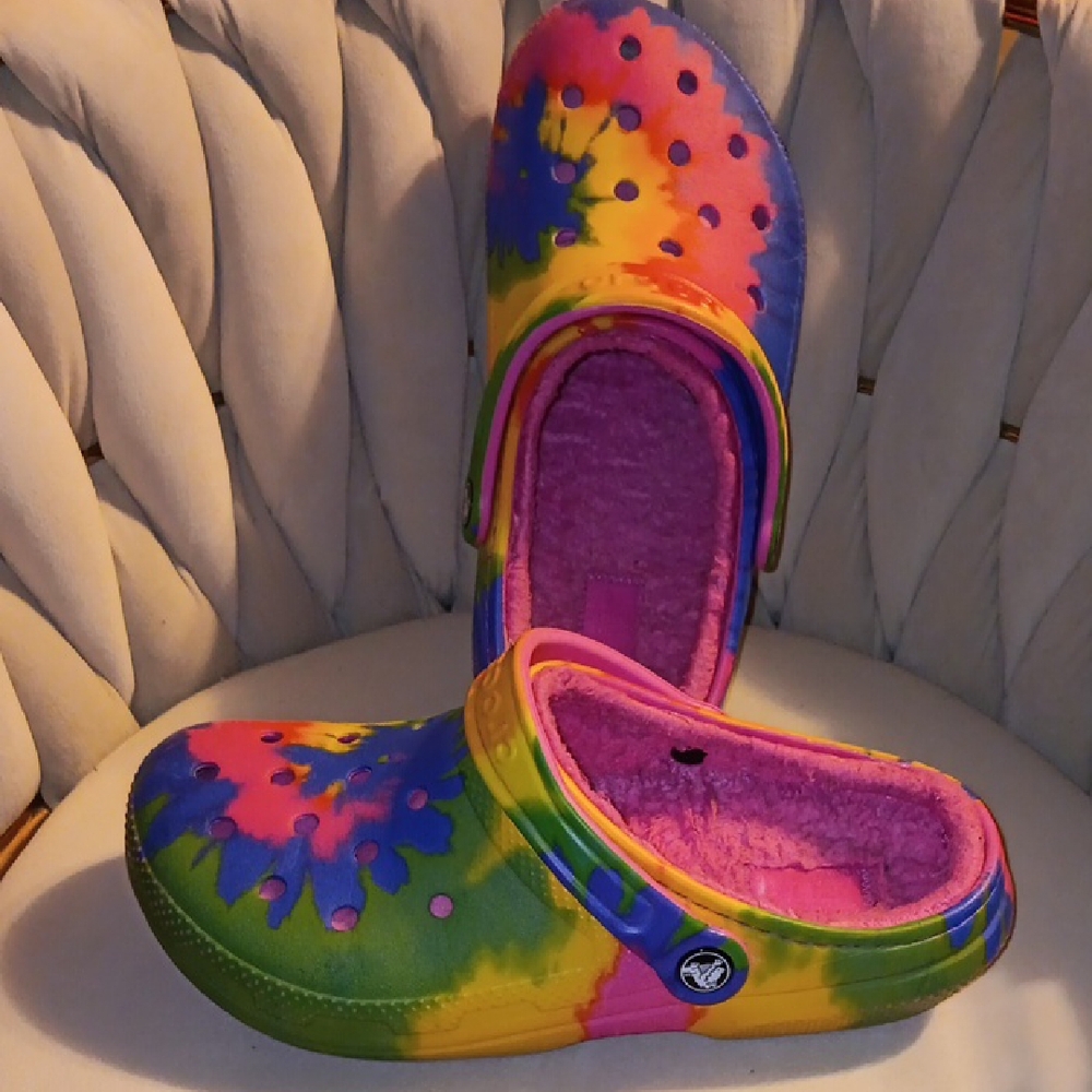 Crocs Colorful Tie-Dye Clogs with Fuzzy Lining - Picture 4 of 4